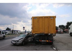 Otomobil park halindeki kamyona çarptı: 2 yaralı
