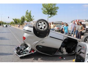 Aşırı hızlı araç kırmızı ışıkta bekleyen otomobile çarptı: 3 yaralı