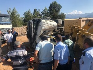 Yan yatan hafriyat kamyonunun şoförünü itfaiye kurtardı