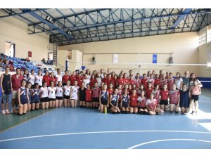 Voleybolda belediyeler arası dostluk turnuvası