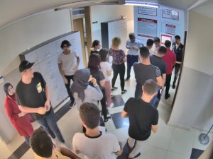 Başkasının yerine sınava girmek isterken yakalandı, camdan atlayıp kaçmaya çalıştı
