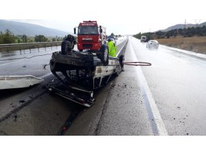 Yanan otomobilden çıkarılan yaşlı adam hayatını kaybetti