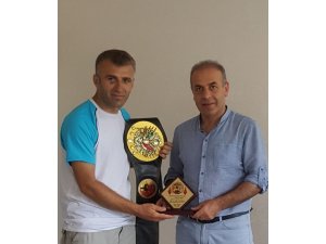 Kara’dan altın kemer