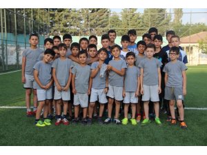 Çocuklar, harçlıklarını Elazığspor’a bağışladı
