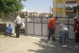 Öğretmenler okullarını kendileri boyuyor