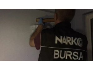 Ruhsatsız silahı Kur’an-ı kerimin altında sakladılar