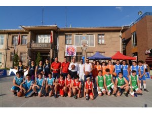 Sandıklı’da ilk kez sokak basketbol turnuvası başladı