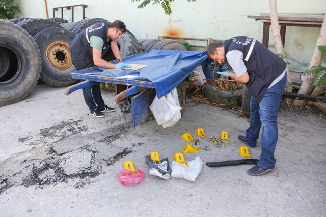 Seyyar satıcının meyve tezgahından pompalı tüfek çıktı