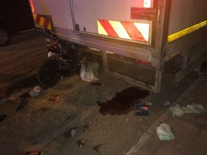 Kamyonetin altına giren elektrikli bisiklette can pazarı