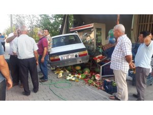 Kontrolden çıkan otomobil markete daldı