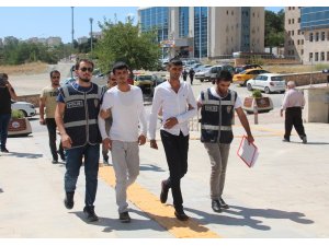 Elinde çaldığı televizyonla polise yakalandı