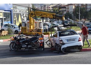 Hafif ticari araç ile otomobil çarpıştı: 2 yaralı