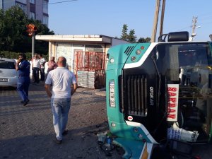 İzmir’de otomobil ile minibüs çarpıştı: 6 yaralı