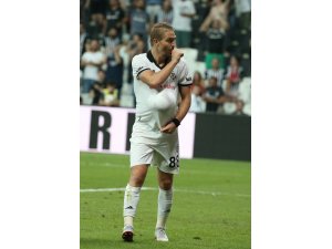 Caner Erkin golü eşine hediye etti