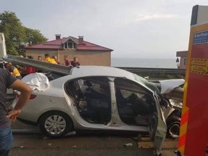 Otomobil refüje ok gibi saplandı: 1 yaralı