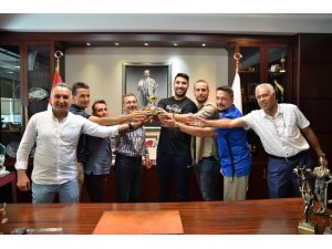 Kazandıkları kupayı Başkan Ataç’a getirdiler