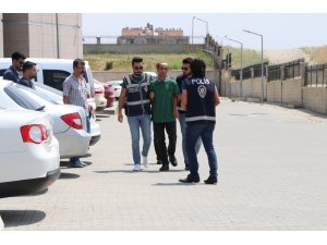 Yolda yürüyen kadına tekme atan motosiklet sürücüsü yakalandı