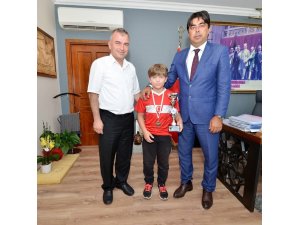 Küçük Kaan, Başkan Demirağ’ı ziyaret etti