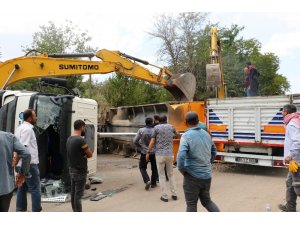 Yan yatan kamyondan atlayan sürücü ölümden döndü