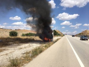 Uyurken kamyoneti alev alev yandı