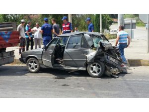 Trafik ışıklarında duran otomobile kamyonet çarptı: 3 yaralı