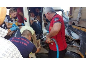 Şanlıurfa’da yolcu minibüsü kamyona çarptı: 3’ü ağır, 8 yaralı