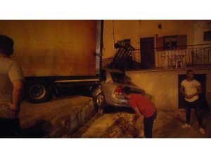 Kontrolden çıkan kamyon bir aracı ezdi, bir evin balkonuna çarpıp durdu