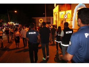 400 Polis dünyaca ünlü barlar sokağına girdi