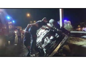 Hurdaya dönen otomobilde sıkışan sürücüyü itfaiye ekipleri kurtardı: 1 yaralı