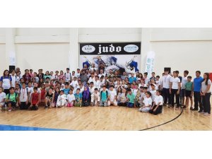Dereceye giren judoculara madalyaları verildi