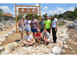 Genç gönüllüler, tarihi antik yolda çalışıyorlar