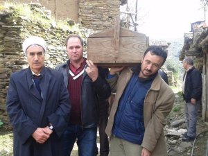 Devrilen traktörün altında kalarak can verdi