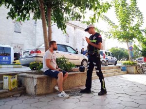 Trafik polislerinden önce yardım sonra işlem
