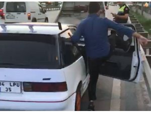 Abartı egzozlu aracı bağlanınca yumrukla camlarını kırdı
