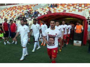 Yeni Malatyasporlu futbolculardan Mesut Özil'e destek