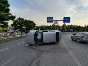 Takla atan araçtan burnu kanamadan çıktı