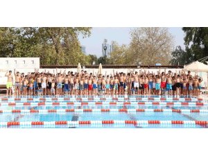Amatör sporcuların havuz keyfi