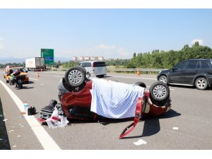 Tıra çarparak takla atan otomobilde 1 kişi öldü 4 kişi yaralandı
