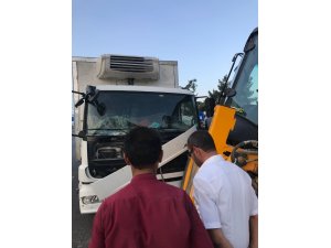 İslahiye ‘de kamyonla iş makinası çarpıştı