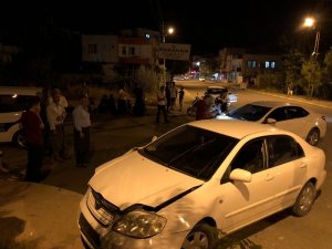 İki otomobil çarpıştı