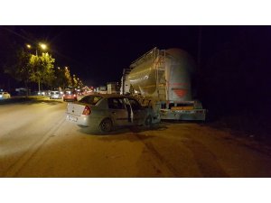 Otomobil park halindeki tıra çarptı: 6 yaralı