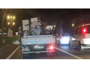Eşya dolusu kamyonette tehlikeli yolculuk