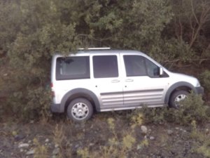 Hafif ticari otomobil şarampole uçtu: 2 yaralı