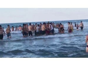 Genç kızı kurtarmak isterken boğulma tehlikesi geçirdi