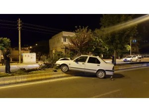 Kontrolden çıkan otomobil ağaca çarparak durabildi