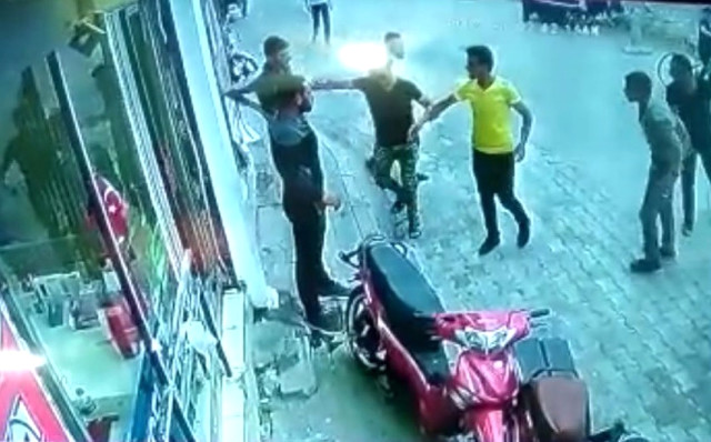 Kavgadaki makasla yaralama anı kameraya yansıdı