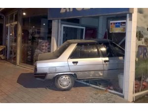 Otomobil iş yerine girdi: 1 yaralı