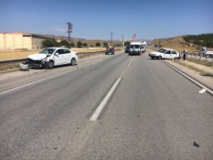 Kırıkkale’de 2 otomobil çarpıştı: 3 yaralı