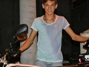 Arkadaşlarıyla havuza giren motosikletli genç dönüş yolunda kazada hayatını kaybetti