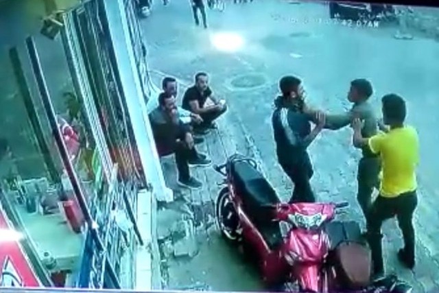 Kavgadaki makasla yaralama anı kameraya yansıdı